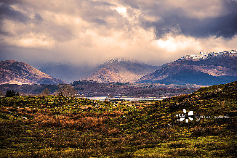 从利斯莫尔岛向东眺望壮丽的雪山图片素材