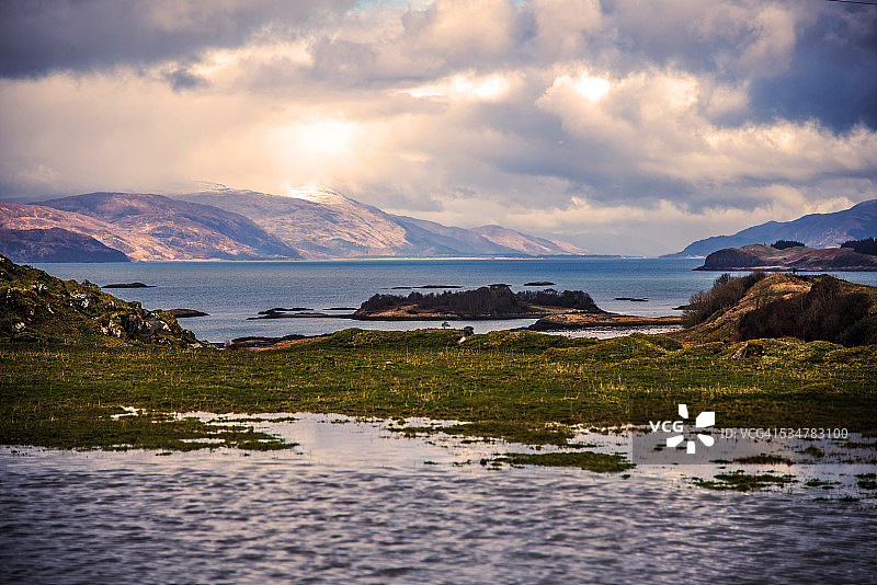 从利斯莫尔岛向西眺望莫文半岛图片素材