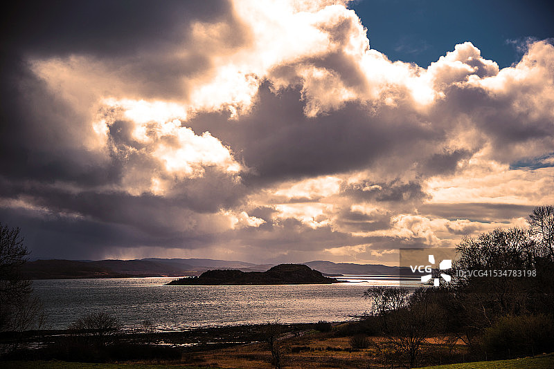 从利斯莫尔岛眺望林内湖西部的壮丽景色图片素材
