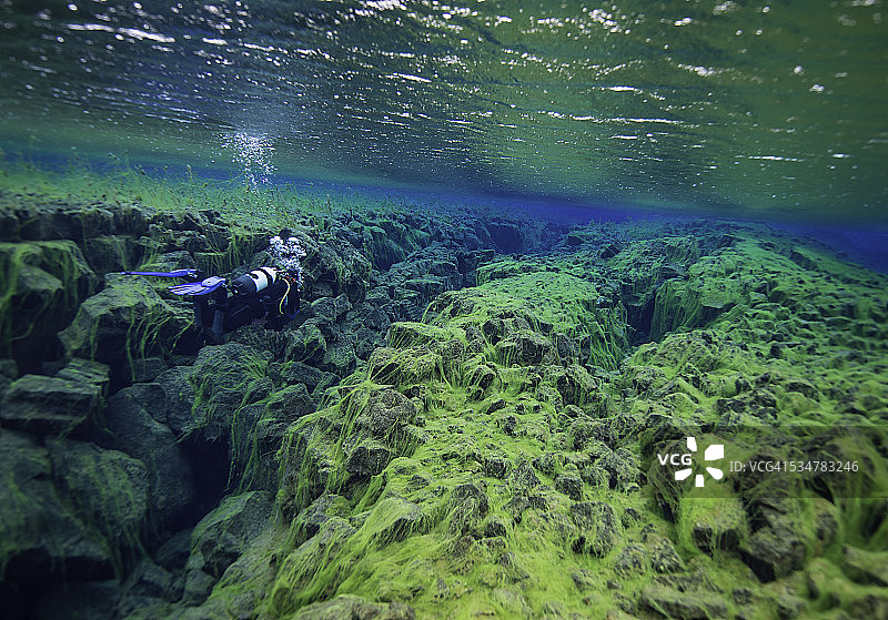 穿过小裂缝的潜水员图片素材
