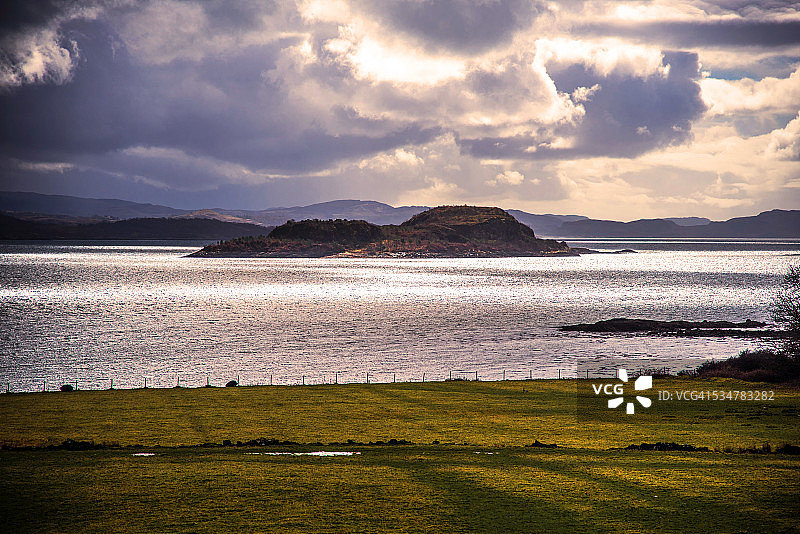 从利斯莫尔岛眺望林内湖西部的壮丽景色图片素材