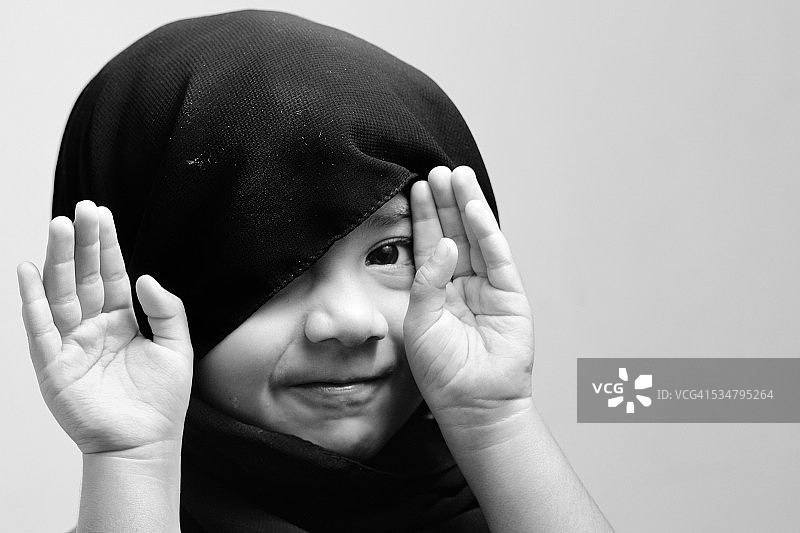 戴着盖头的婴儿图片素材