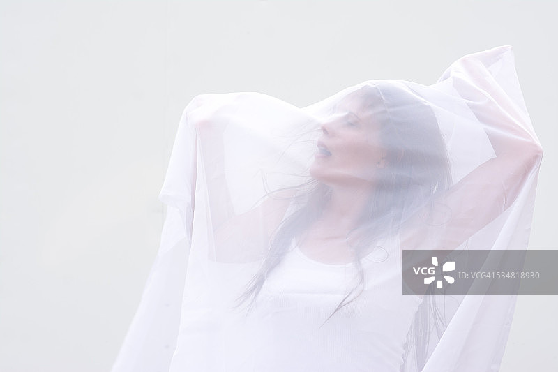 戴着面纱的女人图片素材