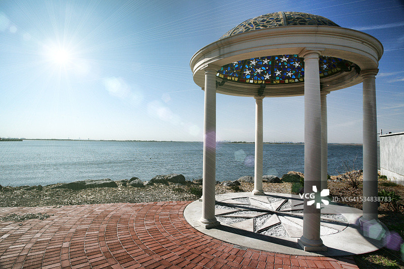 贝尔维德雷凉亭面朝大海图片素材