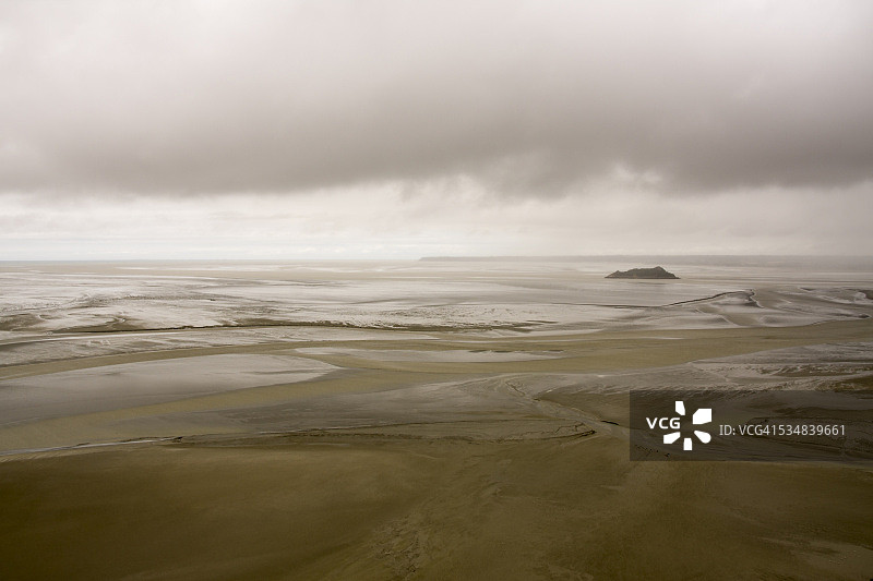 圣米歇尔山的大片潮汐区和海湾图片素材