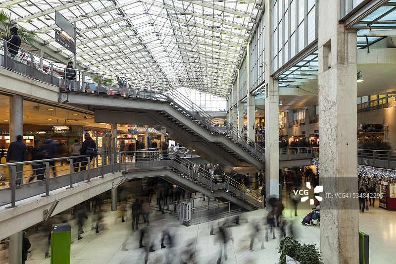 穿过巴黎北站的乘客图片素材