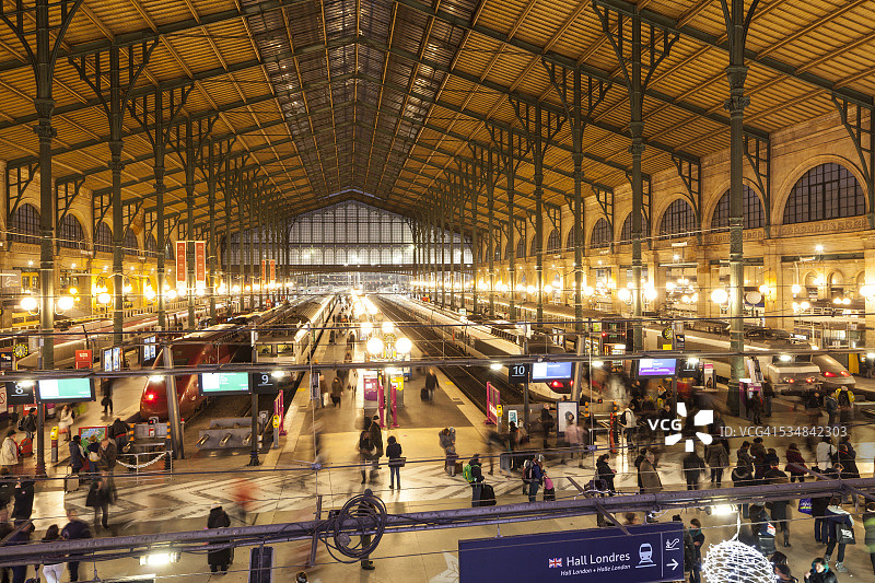 穿过巴黎北站的乘客图片素材