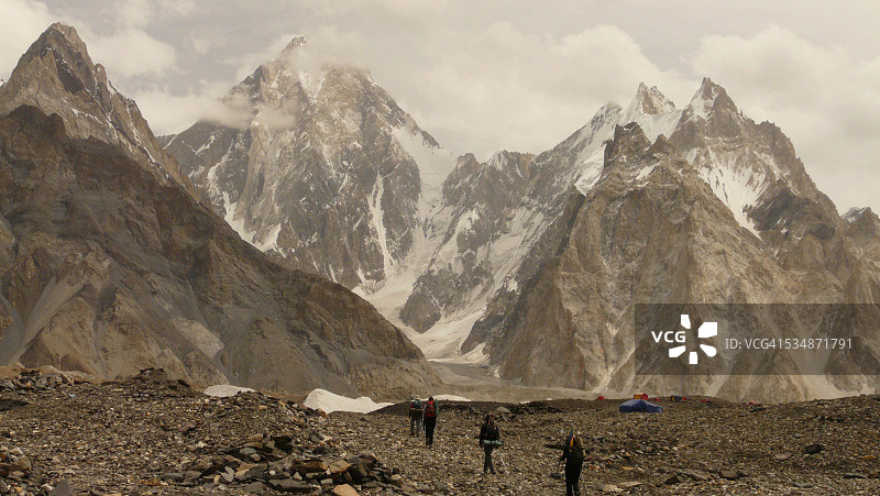 从靠近 Concordia 的 Baltoro 冰川看到的加舒尔布鲁木IV峰图片素材