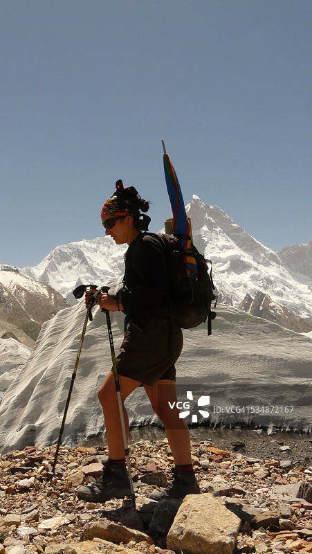 女人在巴尔托罗冰川徒步图片素材