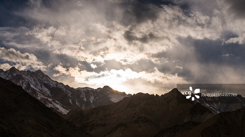 日落下的雪山山脉图片素材