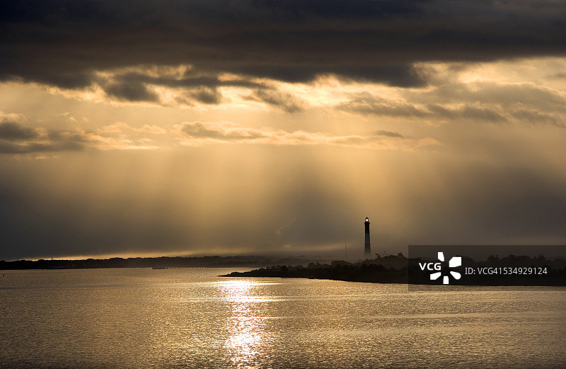 日出时的火岛入口和灯塔图片素材