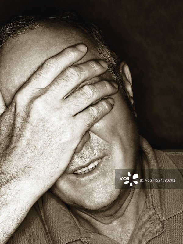 男人手捂眼睛图片素材