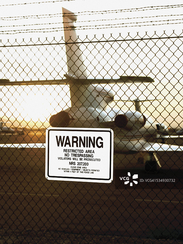 安检围栏后的飞机图片素材