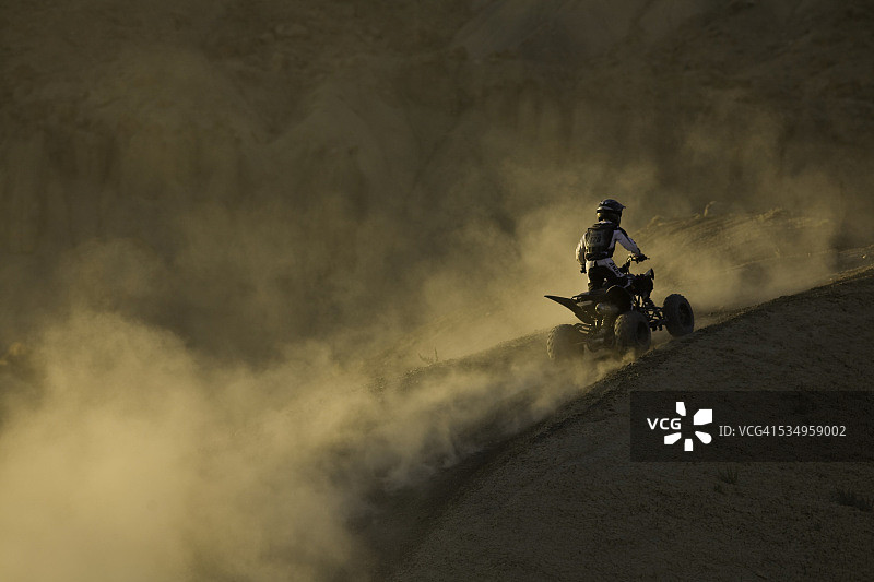 山丘上的摩托车越野赛车手图片素材