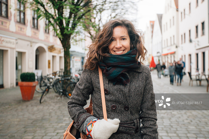 在街上微笑的漂亮女人图片素材