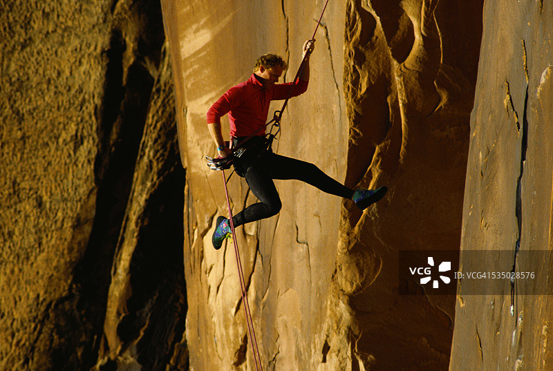 攀岩者绳降岩壁图片素材