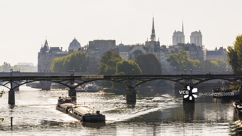 清晨，巴黎西岱岛塞纳河风光图片素材