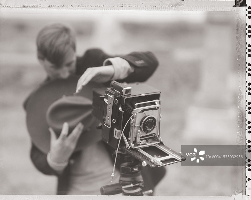 摄影师使用大画幅相机图片素材