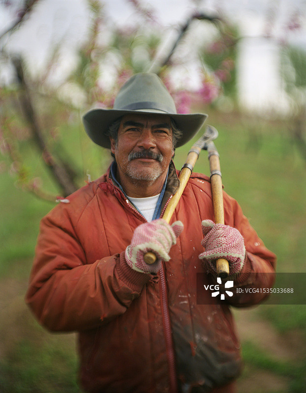 拿着修枝剪的农民图片素材