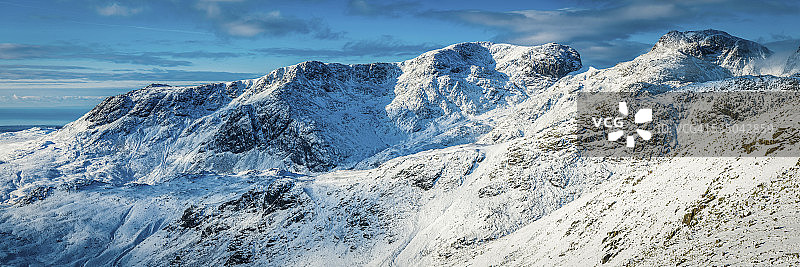 斯科费尔峰冬季雪景，湖区山峰全景，坎布里亚图片素材