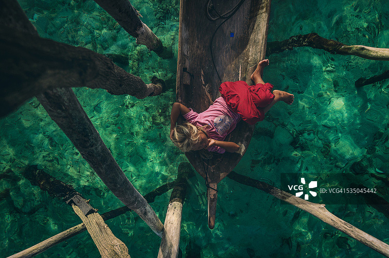 在船上睡觉图片素材