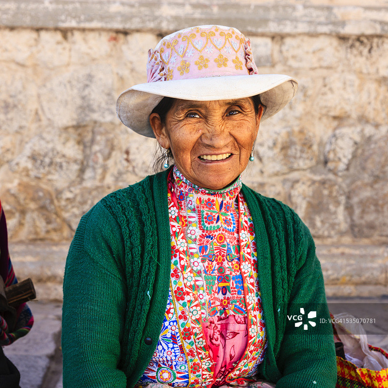 身穿民族服装的秘鲁妇女，秘鲁奇瓦伊图片素材