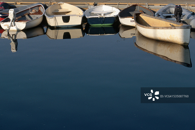 平静水面上的小船图片素材