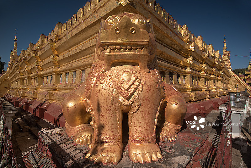 缅甸蒲甘瑞西光塔的龙雕像图片素材