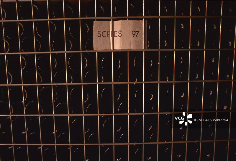 Domaine Ferret 葡萄酒瓶堆叠图片素材