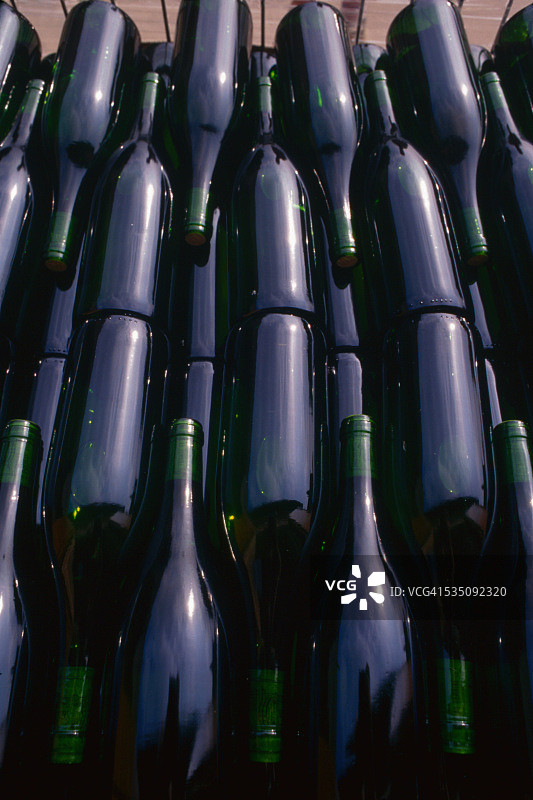 普伊-富赛霞多丽葡萄酒瓶图片素材