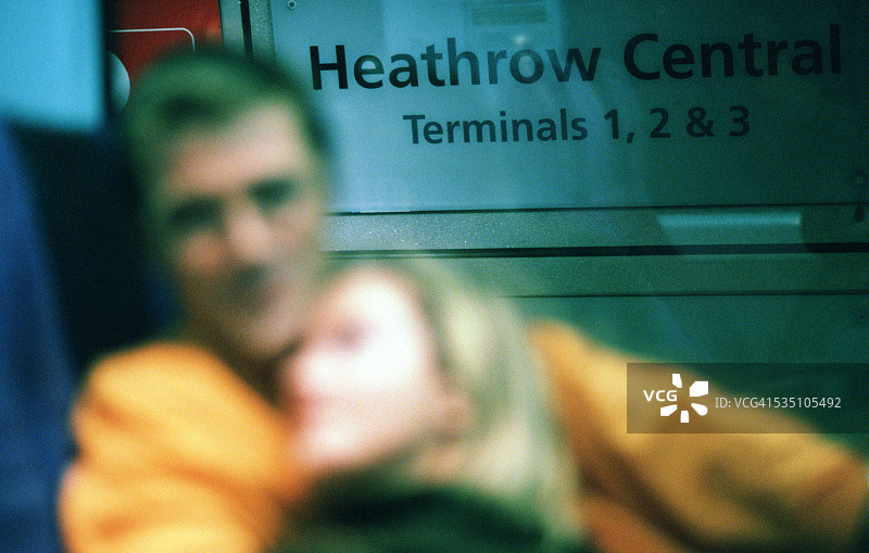 在伦敦希思罗机场的模糊情侣图片素材