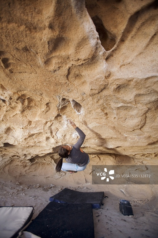 德克萨斯州Hueco Tanks州立公园的攀岩者图片素材