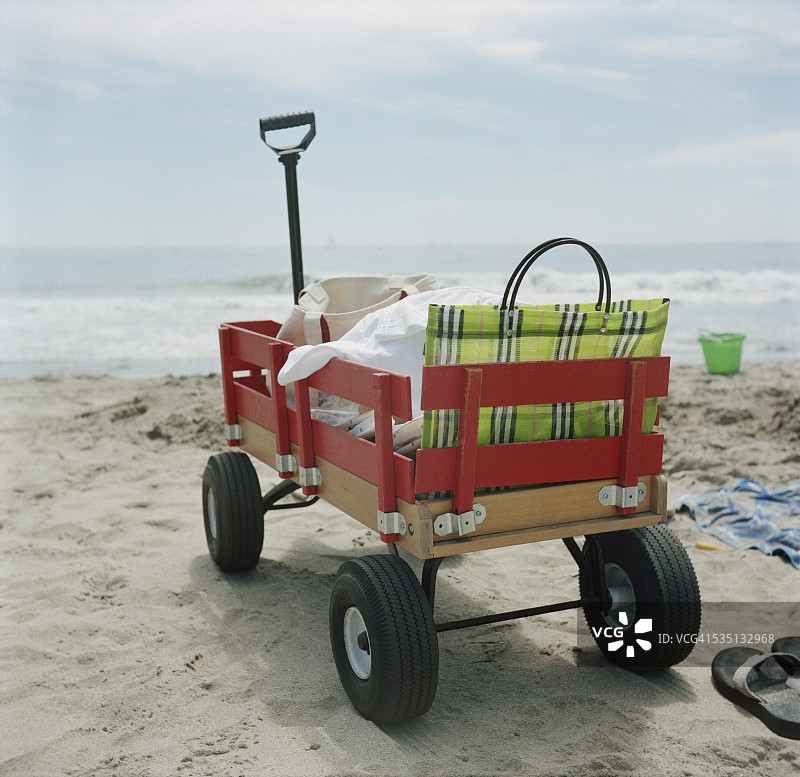 海滩上的四轮马车图片素材