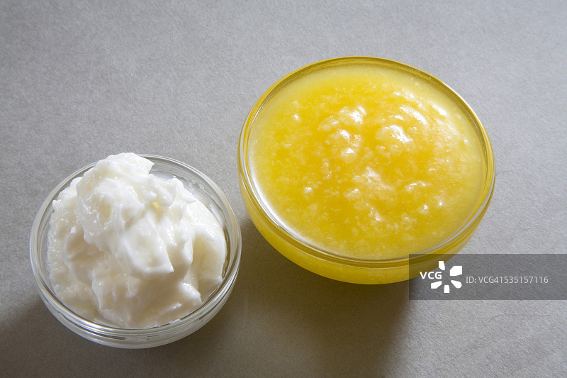 碗里的自制黄油和酥油乳制品图片素材