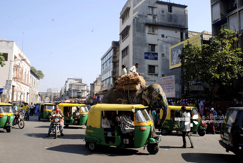 印度古吉拉特邦艾哈迈达巴德拉尔达瓦贾的交通中的大象图片素材