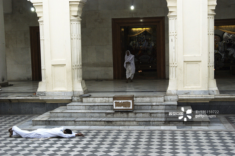 印度曼尼普尔邦因帕尔，信徒在什里·戈文达吉寺庙朝拜图片素材