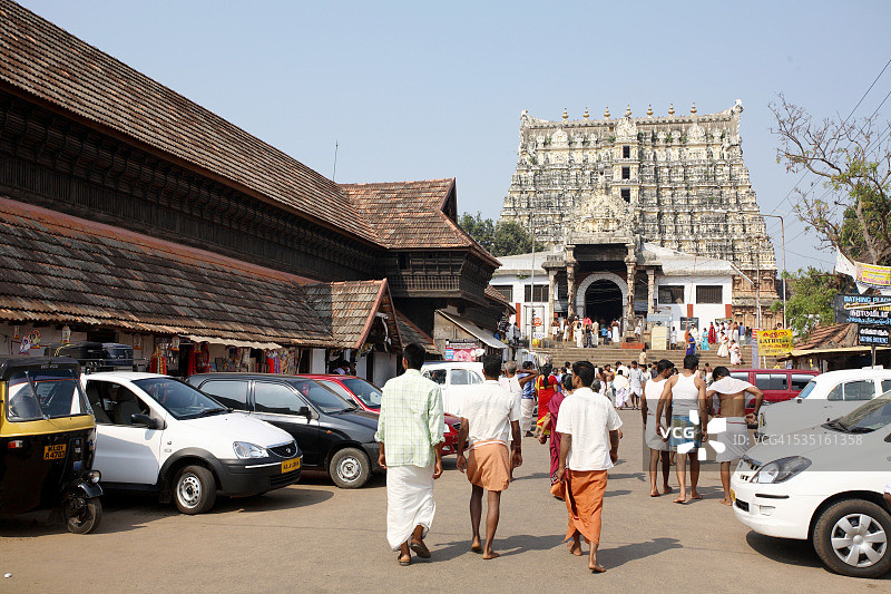 印度喀拉拉邦特里凡得琅的Sree Padmanabhaswamy神庙和湖泊图片素材