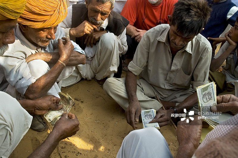 印度拉贾斯坦邦普什卡集市上的骆驼买卖交易图片素材