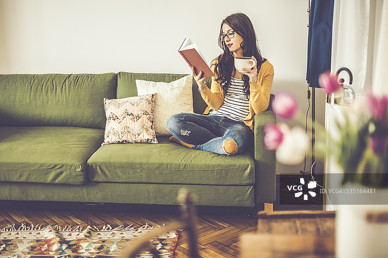 年轻女子在读一本书图片素材