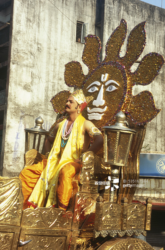 印度马哈拉施特拉邦塔纳的古迪帕德瓦游行中的太阳神战车图片素材