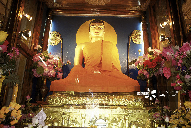 印度菩提伽耶摩诃菩提寺内触摸大地的镀金佛像图片素材