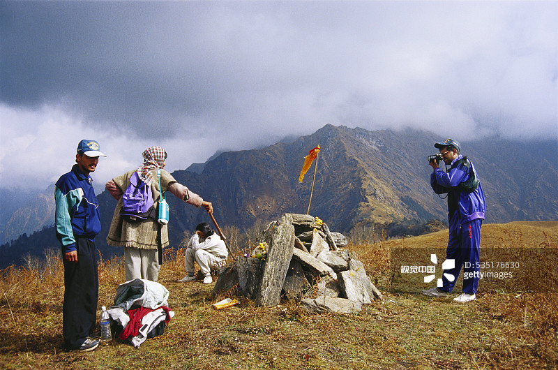 在印度佛陀马哈德麦什瓦尔的徒步者和向导图片素材
