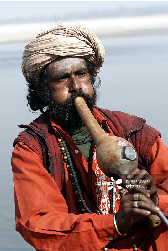 印度北方邦瓦拉纳西的弄蛇人与他的乐器图片素材