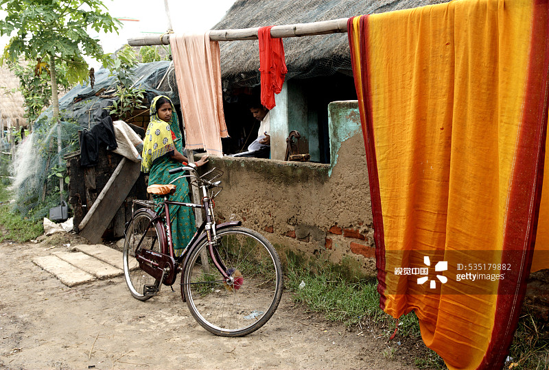 在印度奥里萨邦布巴内斯瓦尔家外的夫妇图片素材