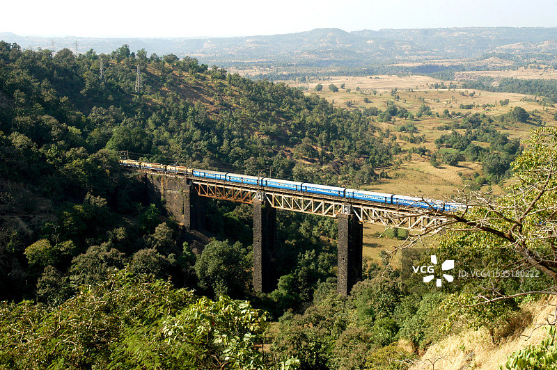 一列印度铁路火车穿过印度马哈拉施特拉邦的Kasara Ghat图片素材