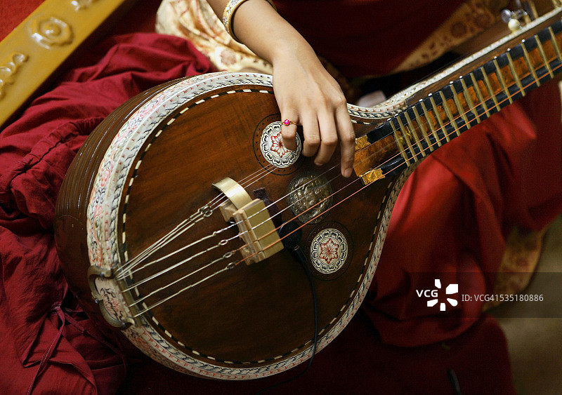 年轻女人在宗教仪式上演奏一种名为维纳琴的南印度乐器图片素材