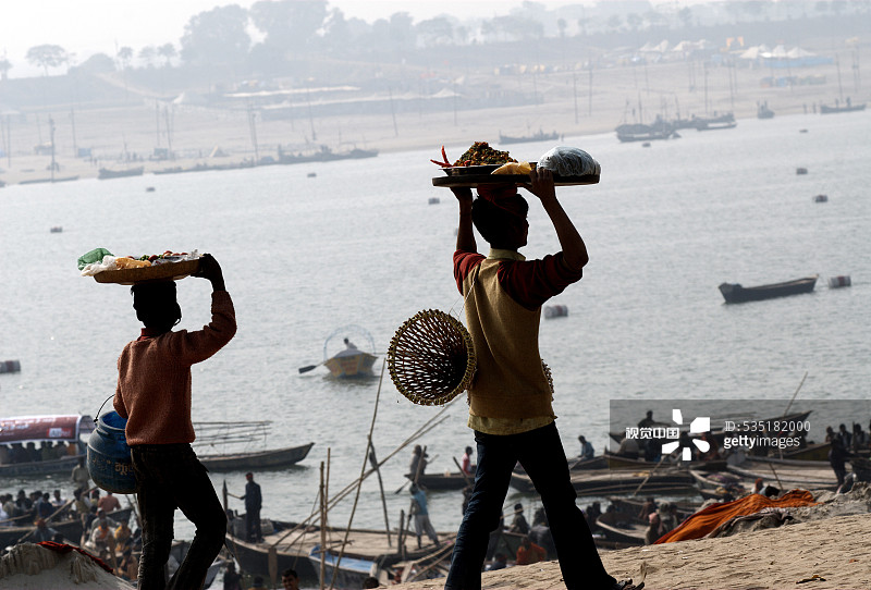 印度北方邦阿拉哈巴德，恒河与亚穆纳河及神话中的萨拉斯瓦蒂河交汇处，小贩在阿尔德昆布节上售卖食品图片素材