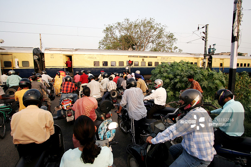 印度旁遮普邦昌迪加尔的北方铁路道口图片素材