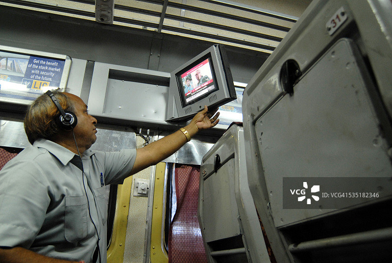 印度铁路在孟买中央火车站的空调车厢内试行电视图片素材