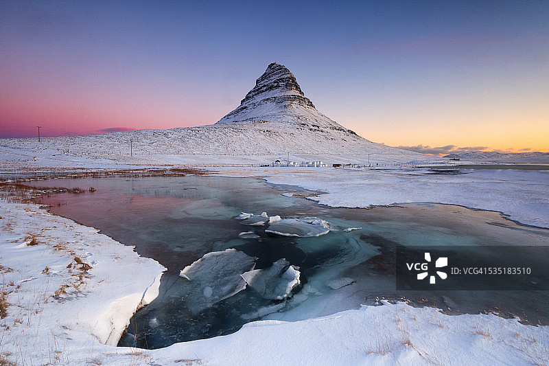 冬季的冰岛教堂山图片素材